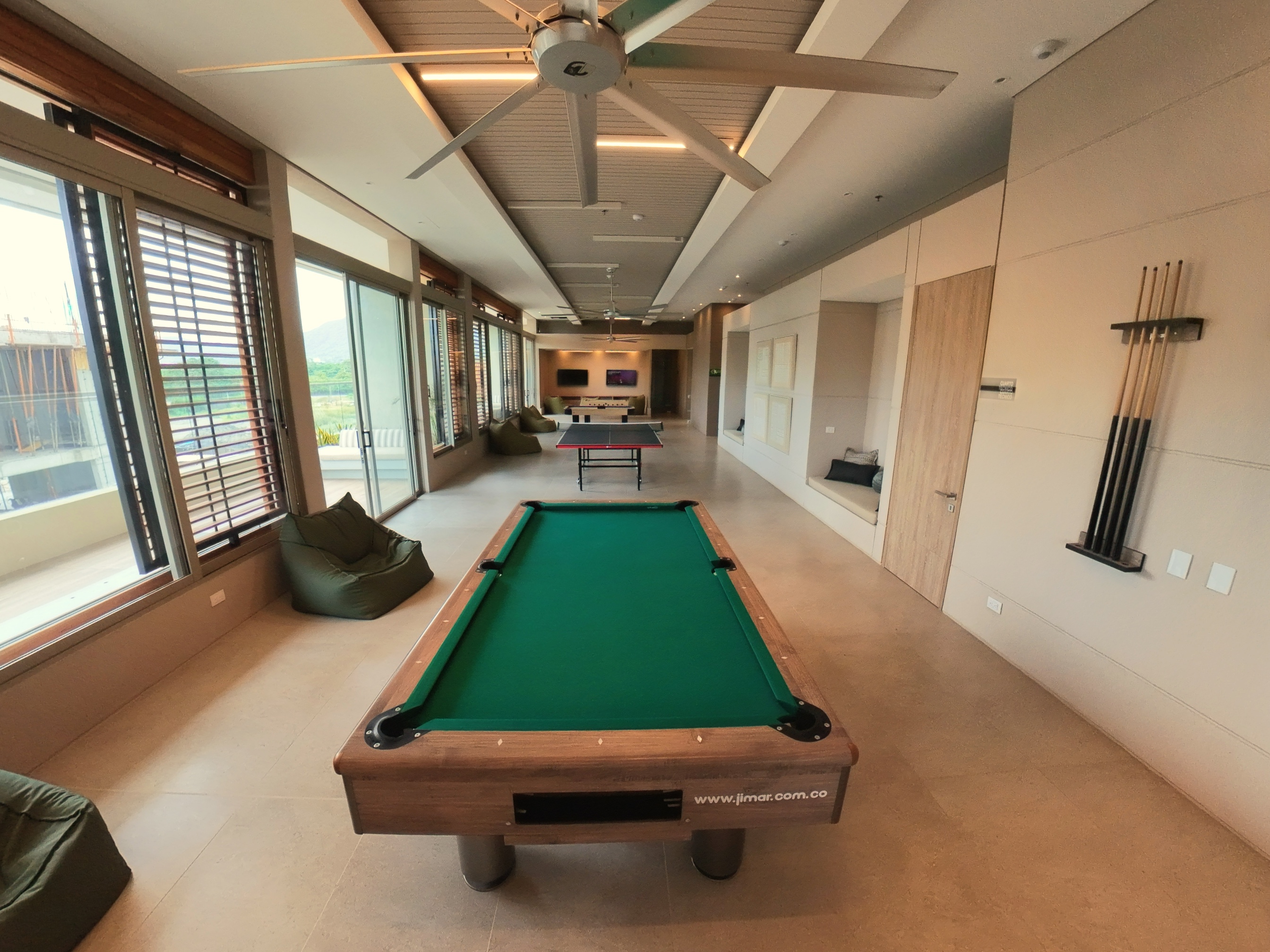 Zona de juegos, billar, videojuegos, futbolín y ping-pong